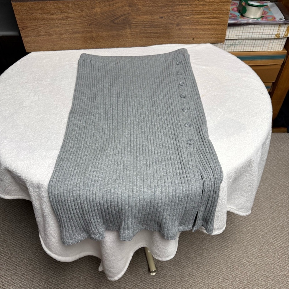 Time & Tru size large 12/14 Gray Ribbed Skirt button detailing side slit - Picture 5 of 8